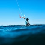 cours kitesurf initiation comment chausser sa planche