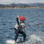 cours kitesurf sans vent enfant glisse tracte derriere bateau