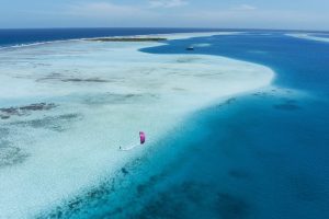 Comment se déroule une navigation en pleine eau, kitesurf et wingfoil?